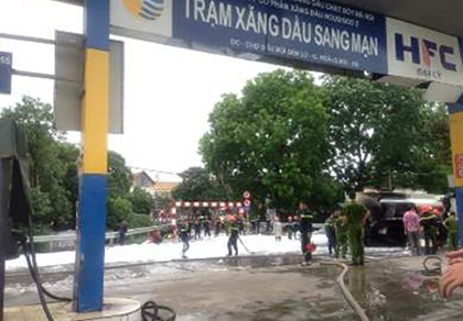 Cháy trạm xăng, nhiều người hoảng loạn