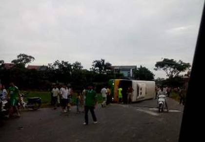 Va chạm xe buýt và taxi, 21 người bị thương