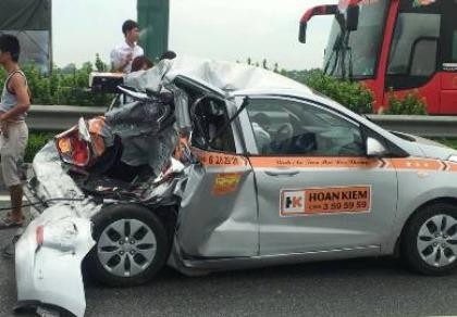 Chiếc taxi bẹp dúm sau cú va chạm trên cao tốc