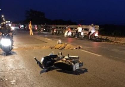 Đang chạy xe, 1 phụ nữ ngã ra đường tử vong