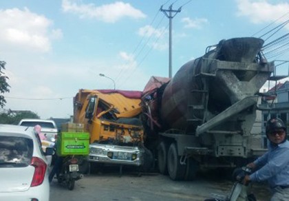 Va chạm giữa xe bồn và xe tải, hai tài xế nguy kịch