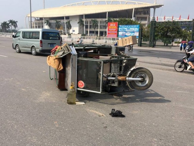 Xe ba gác va chạm với xe đạp điện, 2 người bị thương