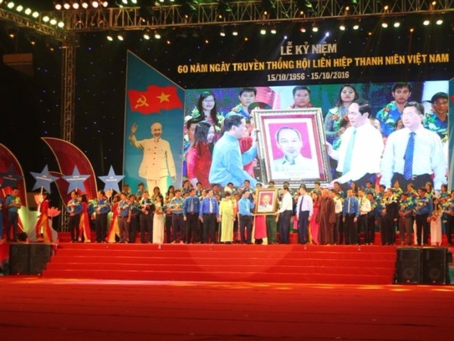 Tặng huân chương Hồ Chí Minh cho thế hệ thanh niên VN