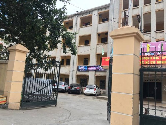 Bị bạn trai cũ cầm mũ cối đánh, cô gái cầm dao chém lại