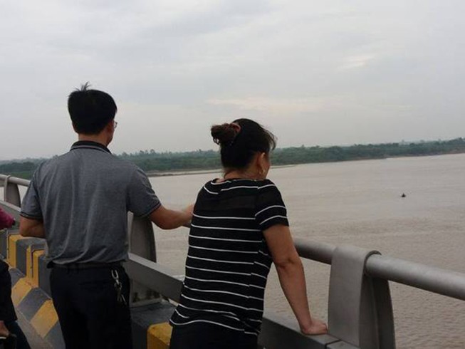 Người phụ nữ bất ngờ rơi xuống sông trong đêm