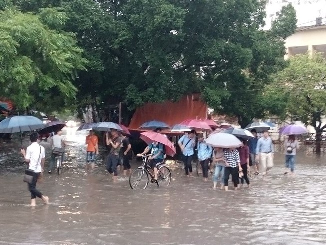 Cho học sinh nghỉ học đối với vùng bị lũ lụt