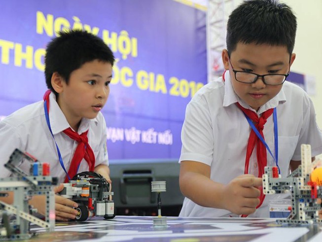 65 đội tuyển đua tài trong ngày hội Robothon miền Bắc