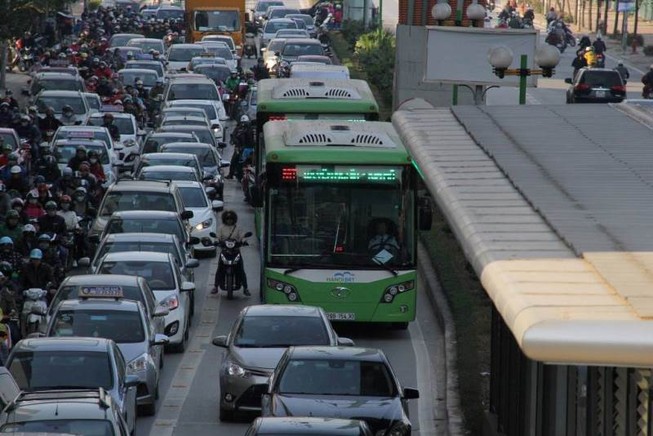 Buýt nhanh 'chôn chân' trong giờ cao điểm