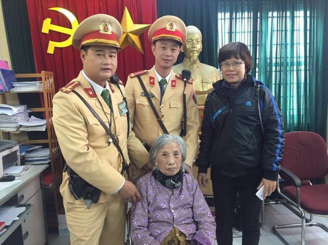 CSGT giúp cụ già đi lạc tìm lại người thân