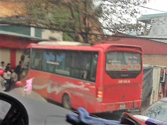Xe khách va chạm xe tải, 4 người bị thương