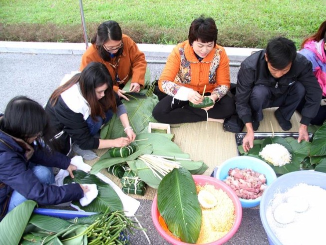 Ấm áp với lễ hội 'gói bánh chưng, gói trọn yêu thương'