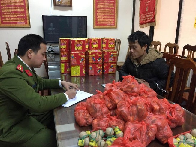 Bắt đối tượng vận chuyển 73kg pháo trong đêm