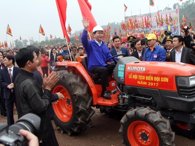 Chùm ảnh: Chủ tịch nước lái máy cày khai lễ Tịch Điền