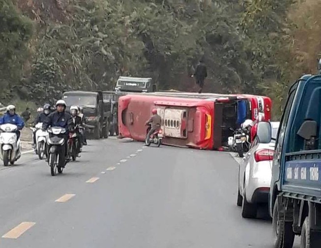 Hú hồn xe khách mất thắng khi đang đổ dốc