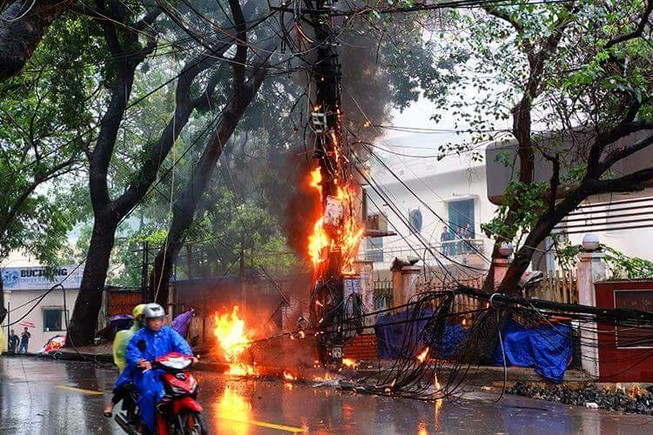 Cột điện bất ngờ bốc cháy dữ dội ở quận Ba Đình