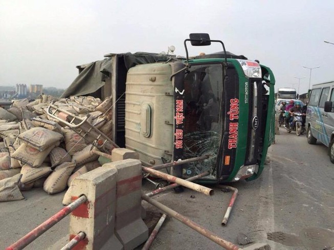 Xe chở xi măng bất ngờ lật nghiêng trên cầu Thanh Trì