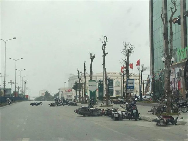 Hàng chục xe máy nằm la liệt trên đường do giông lốc