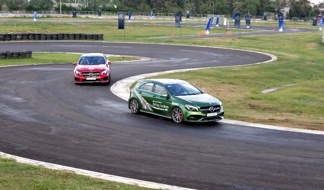 Hứng khởi với học viện lái xe an toàn Mercedes-Benz 2016