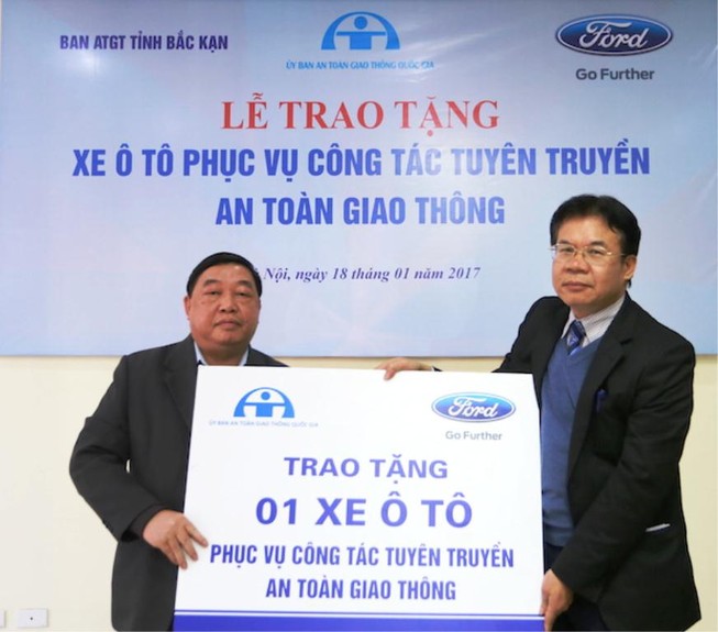 Ford Việt Nam tặng xe Ford Transit cho Bắc Cạn