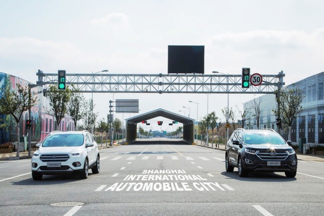 Ford thử nghiệm công nghệ di chuyển giữa phố đông đúc
