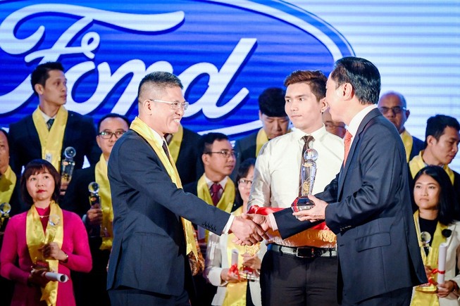 Ford Việt Nam nhận giải thưởng Rồng Vàng 2017