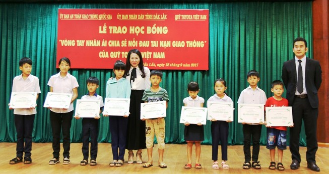 Trao học bổng Toyota 'Vòng tay nhân ái' tại Đắk Lắk
