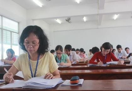 Hình ảnh giáo viên chấm những bài thi đầu tiên