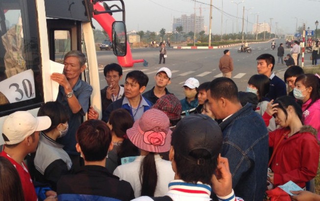 Trao vé máy bay, vé xe cho công nhân về quê đón tết