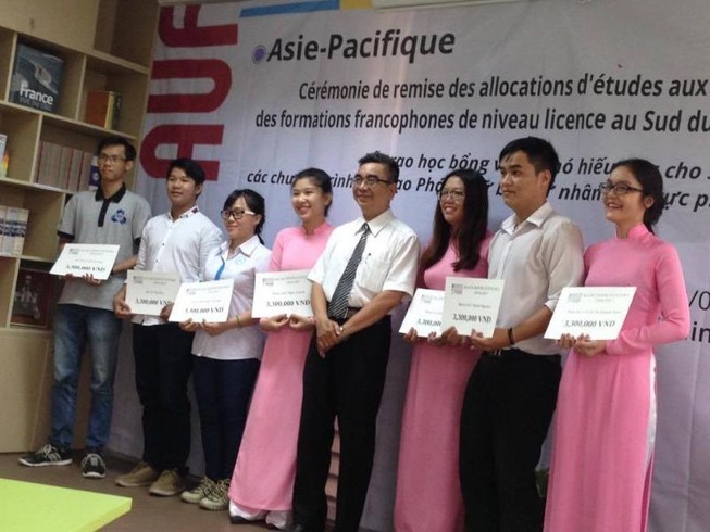 Trao 360 triệu đồng cho sinh viên hiếu học