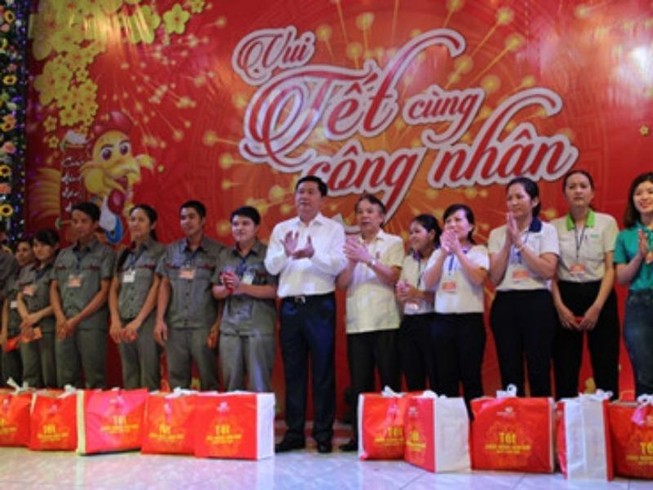 Lãnh đạo TP.HCM tiễn công nhân về tết trong đêm