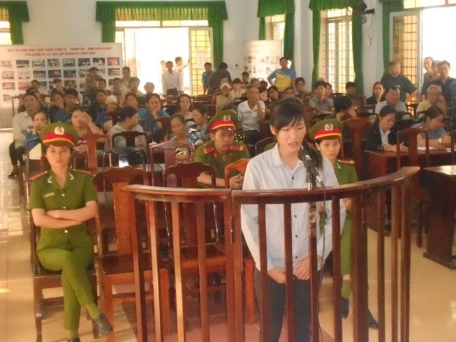 Phạt nặng cô gái cởi áo 'nói chuyện' với công an