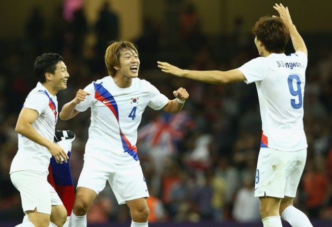 Bán kết U-23 châu Á: Đông - Tây hội ngộ