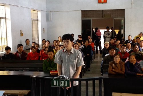 Tạt xăng đốt chết hàng xóm, nam thanh niên lãnh 10 năm tù