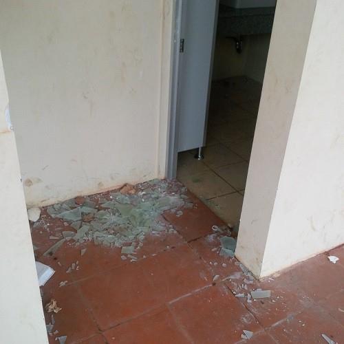 Nhà vệ sinh của công trình trăm tỉ bị đập phá, trộm đồ
