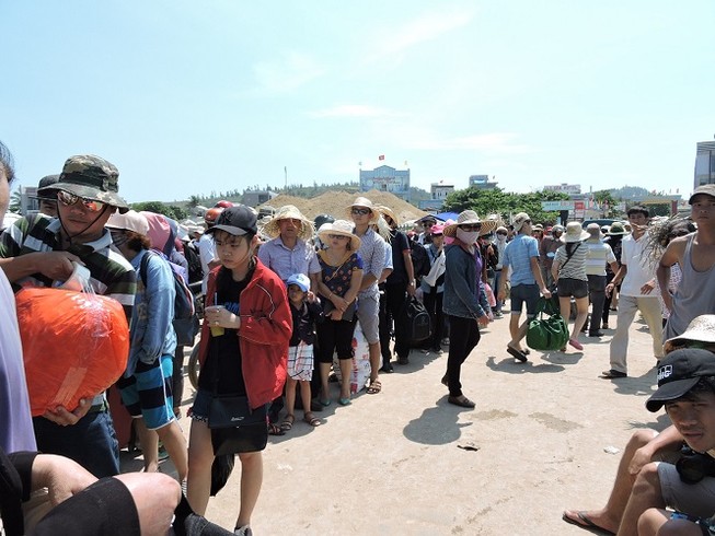 Du khách hài lòng khi đến với đảo Lý Sơn