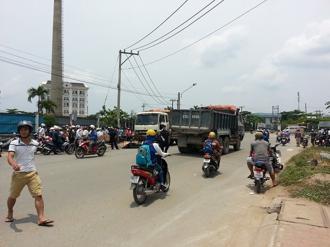 Xe ben va chạm xe máy một học sinh tử vong
