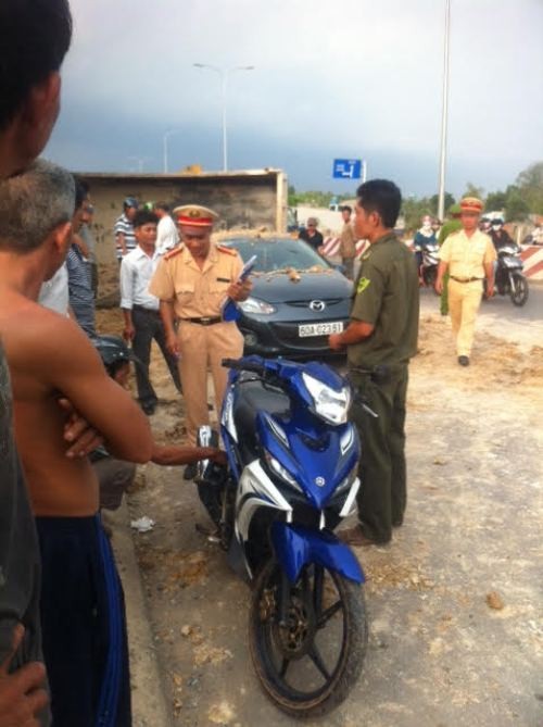Xe ben lật, đất đá đổ ào lên ô tô và xe máy