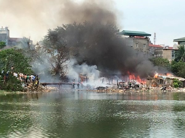 Khu nhà tạm ven hồ Linh Quang bùng cháy dữ dội