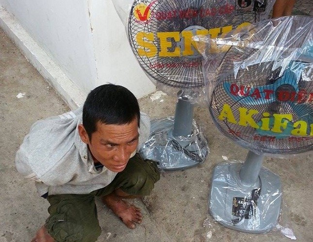 ‘Con nghiện’ xông vào cửa hàng trộm tài sản giữa ban ngày
