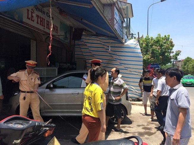 Xe hơi mất lái, lao vào quán cơm tông 3 người đi cấp cứu