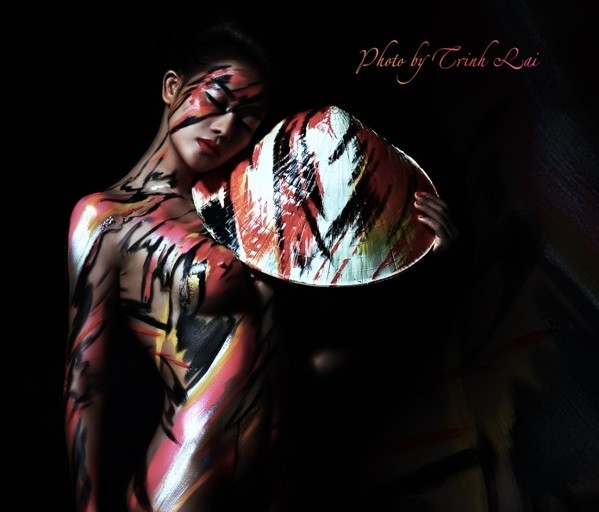 Thưởng thức nghệ thuật body painting qua những tác phẩm nóng bỏng