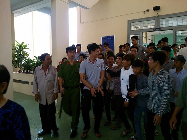 Ném dao khiến cô gái 18 tuổi chết oan