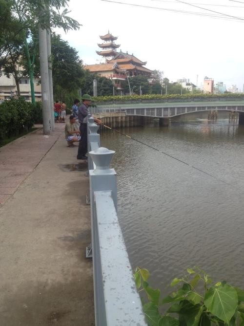Người dân vô tư câu cá bất chấp bảng cấm có số điện thoại công an