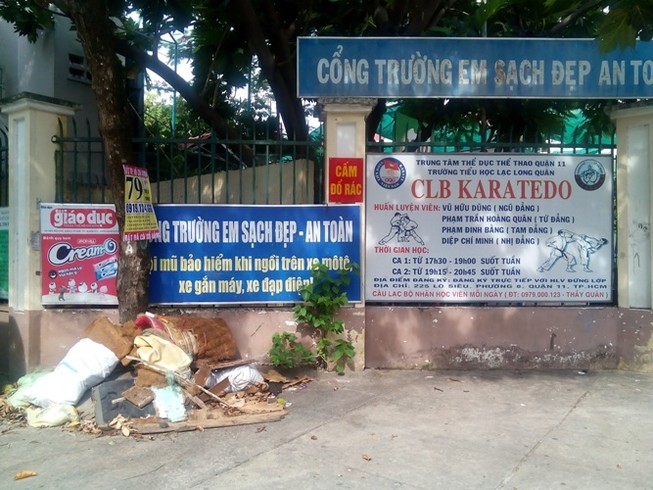 'Cổng trường em sạch đẹp' đầy rác