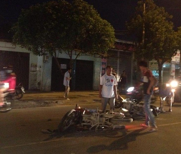 Va chạm 4 xe máy ngay khu vực có bảng cảnh báo