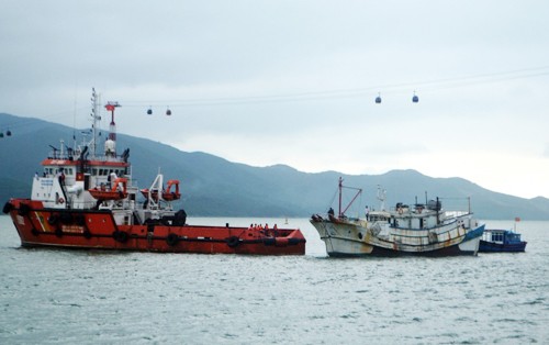 Cứu tàu cá cùng 10 ngư dân bị nạn ở Trường Sa