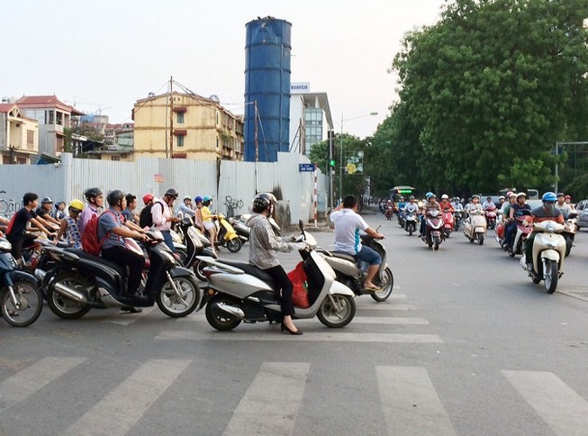 Cử tri Hà Nội kiến nghị bỏ phí đường bộ cho xe máy
