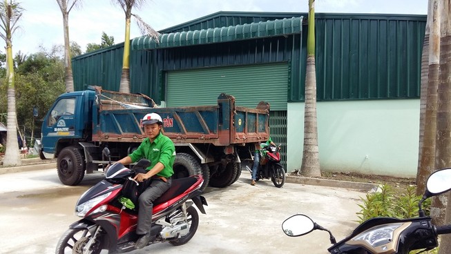 Lại dùng xe ô tô bịt cửa để đòi nợ