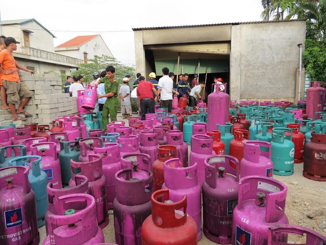 Tìm được một thi thể trong nhà tắm kho gas bị nổ