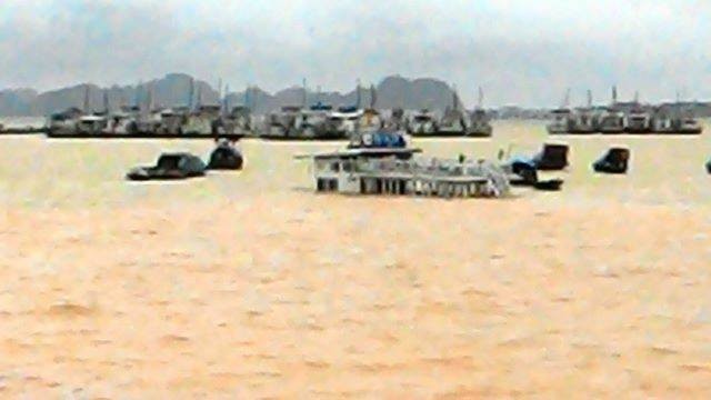 Quảng Ninh: hàng trăm xe bất chấp sạt lở, băng đường đi trong nguy hiểm